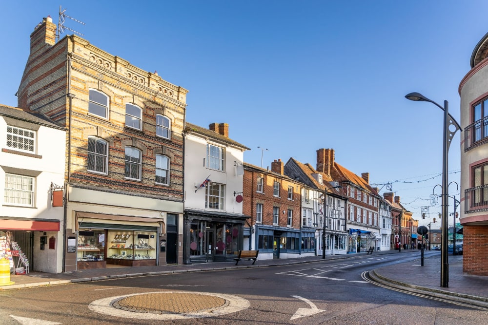Why a local conveyancing solicitor can save you time and money
